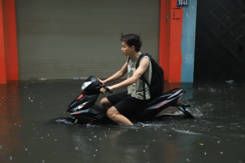 Hà Nội mưa lớn sáng 30/4, xe máy bơi trong biển nước