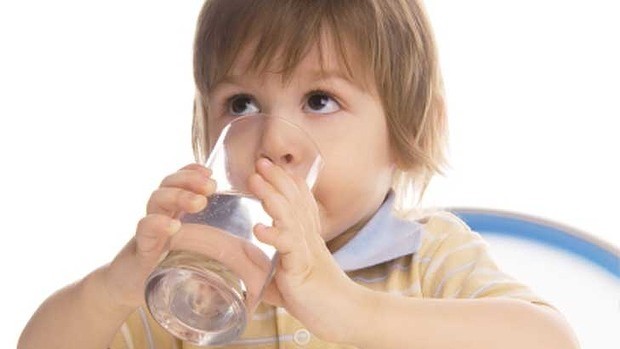 3 tín hiệu bất thường khi uống nước chứng tỏ bé đang gặp nguy hiểm