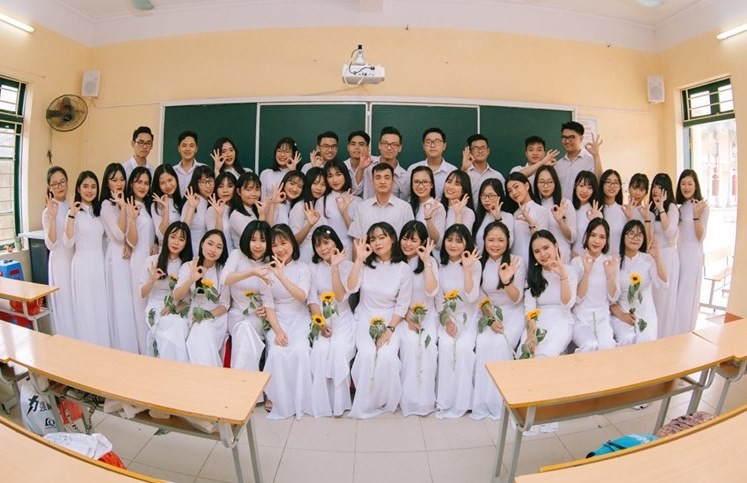 Tập thể lớp 12A2 -Trường THPT Trần Hưng Đạo cùng thầy giáo chủ nhiệm Bùi Thế Nhưng (Ảnh: NVCC)