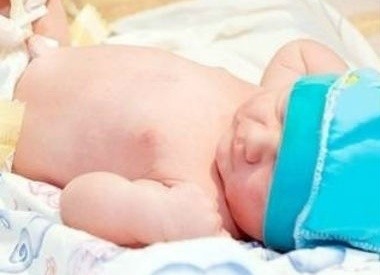 Việc cắt dây rốn chậm ảnh hưởng thế nào đến trẻ sơ sinh?