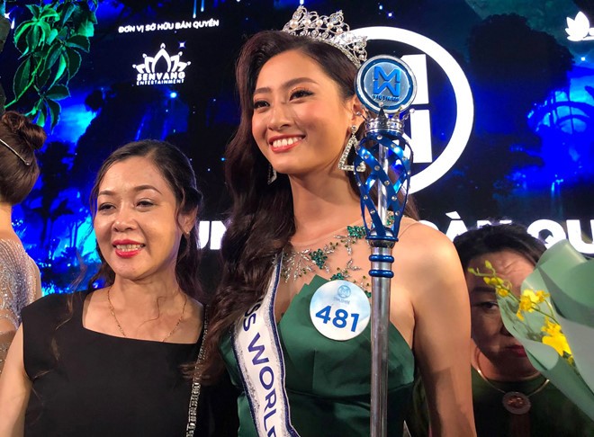 Hoa hậu Lương Thùy Linh và mẹ tại đêm chung kết Miss World Việt Nam 2019. 