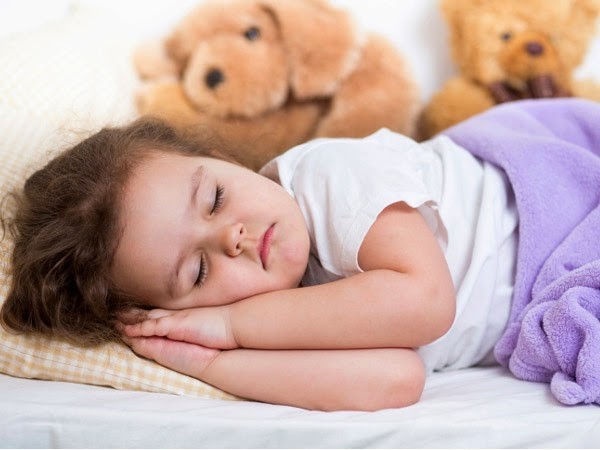 Trẻ càng đi ngủ muộn càng bất lợi trong việc phát triển chiều cao và trí tuệ.