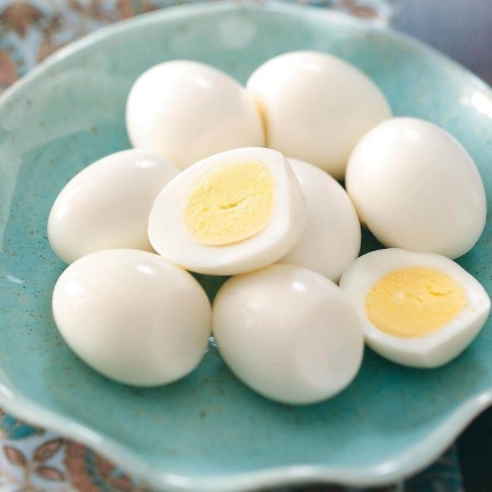 Không ăn trứng gà sống, bởi trong trứng gà có chất antitrypsin chống lại sự tiêu hóa protein, gây đầy bụng, khó tiêu và ảnh hưởng nghiêm trọng đến dạ dày.