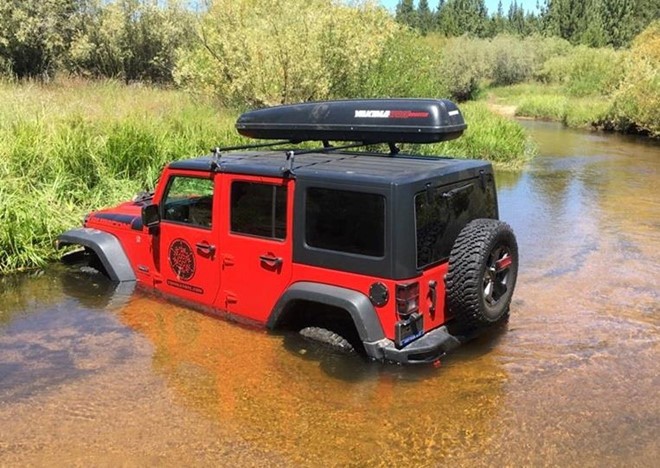 Chiếc Jeep Wrangler mắc kẹt dưới suối, cảnh sát không tìm thấy chủ xe.