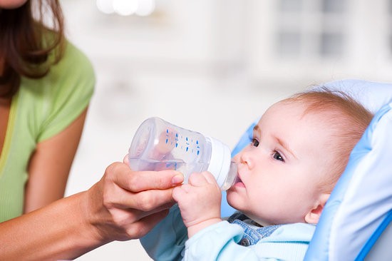 Trẻ dưới 6 tháng tuổi bú mẹ hoàn toàn hoặc ăn sữa bột công thức pha đúng theo tỷ lệ hướng dẫn trên hộp, thì không cần uống nước.