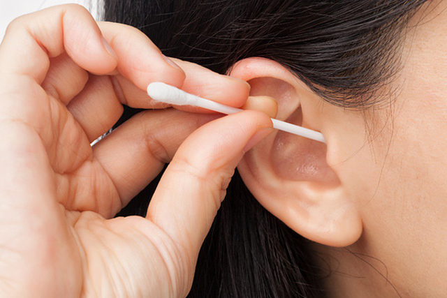 Vệ sinh tai quá sạch sẽ khiến vi khuẩn dễ xâm nhập vào bên trong tai. Ảnh: Newsweek.