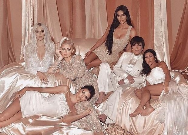 Đại gia đình Kardashian - Jenner thường xuyên bị chế nhạo vì chỉnh sửa ảnh quá đà.  
