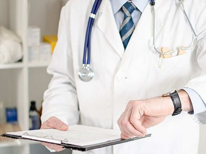 Càng về đến cuối ngày, các bác sĩ có xu hướng kê kháng sinh nhiều hơn. Ảnh: Shutterstock.