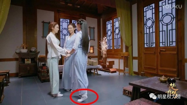 Trong "Sở Kiều Truyện", nhân vật Tiểu Bát luôn trong tình trạng kiễng chân khi có những cảnh quay bên Sở Kiều và Tiểu Thất.