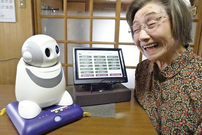 Robot tâm sự với người cao tuổi cô đơn.