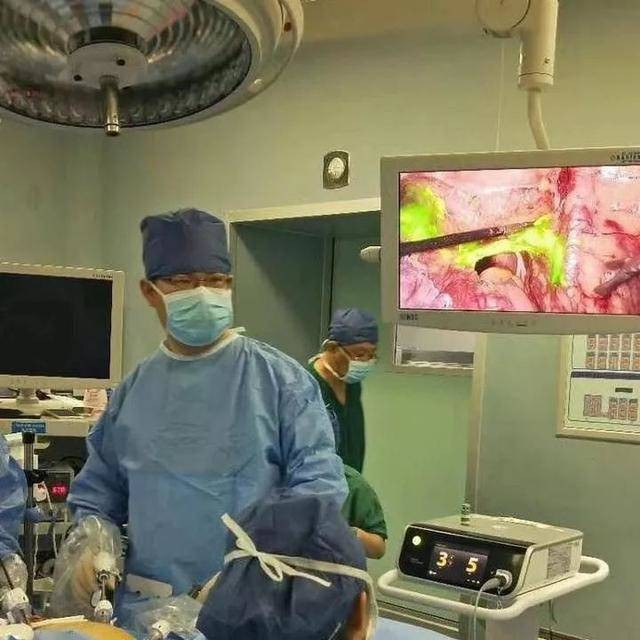 Qua siêu âm bác sĩ phát hiện Xiaofang có khối u ác tính 10cm trong buồng trứng.