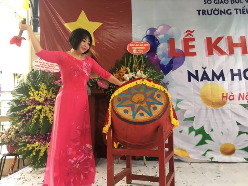 Cô giáo Lê Thanh Hà – Hiệu trưởng nhà trường đánh trống khai giảng năm học mới.