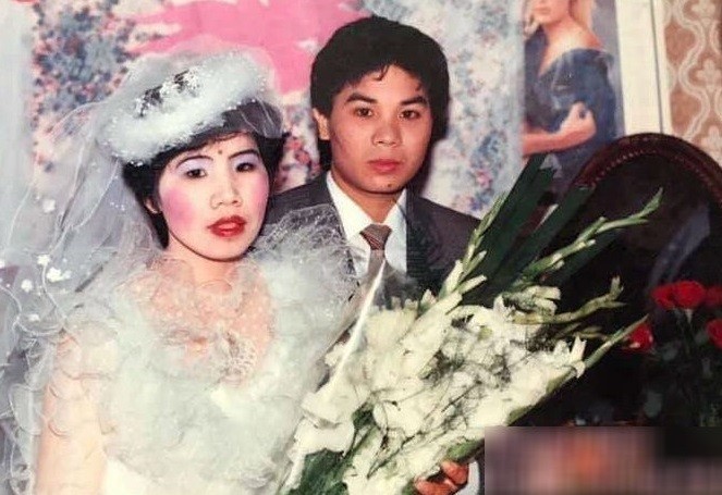 Cô dâu và chú rể ngồi bên nhau với style trang điểm theo đúng chất của những năm 80-90.