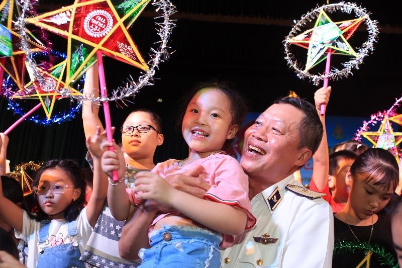 Chuẩn đô đốc Đặng Minh Hải, Phó Chính ủy Quân chủng Hải quân vui Trung thu bên các em nhỏ.