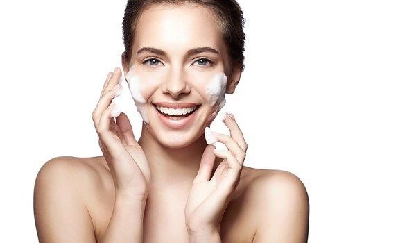 Ngoài tẩy trang, rửa mặt cũng là bước không thể thiếu trong quy trình làm sạch da. Ảnh: picgra.com.