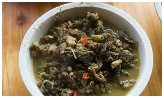 Món ăn này không có tên cụ thể, là một đặc sản chỉ có ở vùng Vân Nam, Trung Quốc được chế biến với nước ép từ bã thức ăn bên trong dạ dày bò.