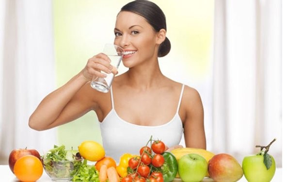 Một chế độ ăn uống khoa học như sử dụng nhiều thực phẩm giàu chất xơ và uống nhiều nước uống sẽ cung cấp các vitamin cần thiết giúp làn da và cơ thể khỏe mạnh.