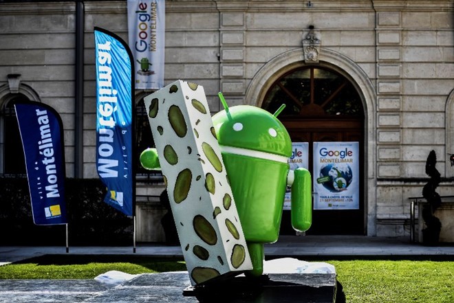Google bị cáo buộc lạm dụng hệ điều hành Android, buộc nhiều nhà sản xuất điện thoại thông minh ưu tiên cài đặt trước các ứng dụng của mình. Cáo buộc này khiến họ bị phạt 5 tỷ USD năm 2017 Ảnh: AFP.