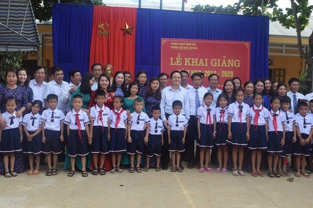 Bộ trưởng Phùng Xuân Nhạ chụp ảnh kỷ niệm cùng thầy trò Trường Tiểu học Tân Hóa.