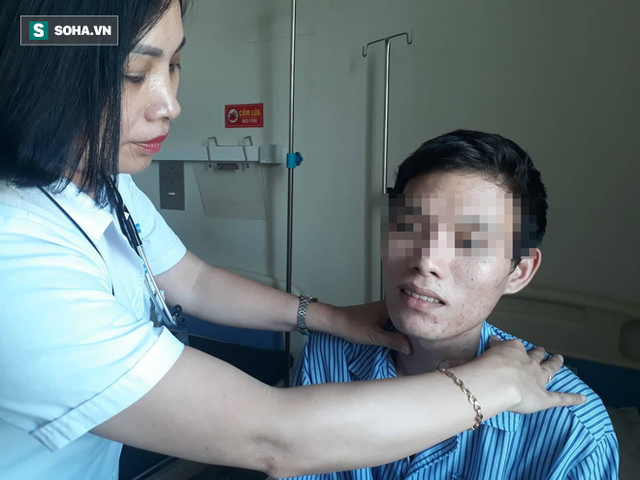 Bác sĩ Hà đang khám cho bệnh nhân nam.