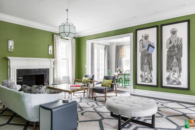 Không gian phòng khách với gam màu chủ đạo là màu xanh lá cây.