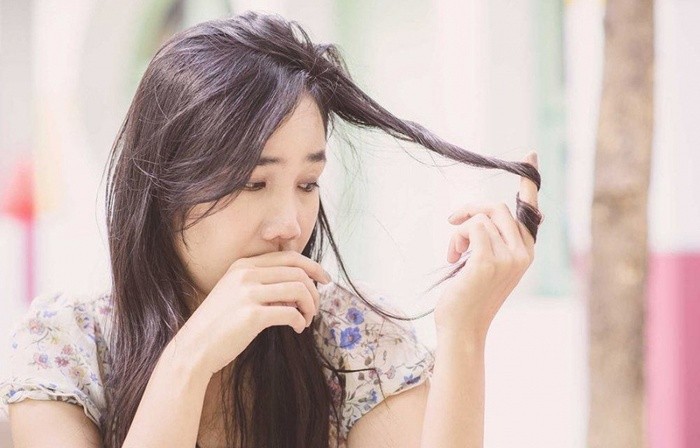 Trung bình mỗi ngày, mỗi người rụng từ 50 - 100 sợi tóc. Nếu số tóc rụng nhiều hơn thì chị em cần cẩn trọng các vấn đề bệnh lý.
