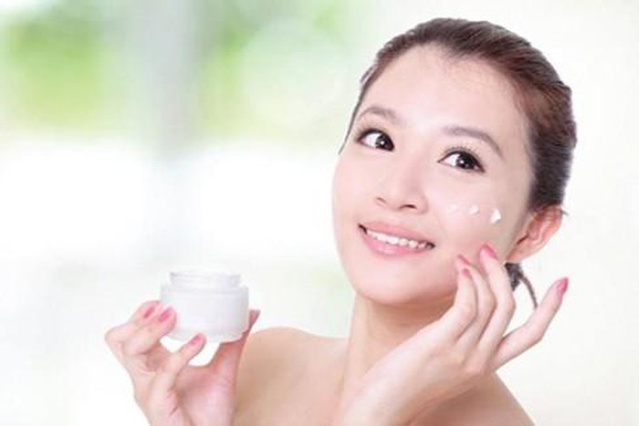 Thời tiết khô hanh, việc cung cấp độ ẩm cho da là bước chăm sóc da mặt không thể bỏ.