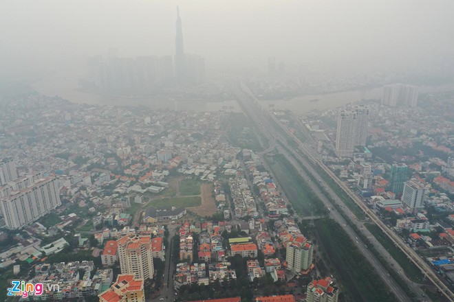 Nhiều ngày qua, thành phố như được bao phủ bởi lớp "sương mù" do sự gia tăng của nồng độ bụi mịn trong không khí.
