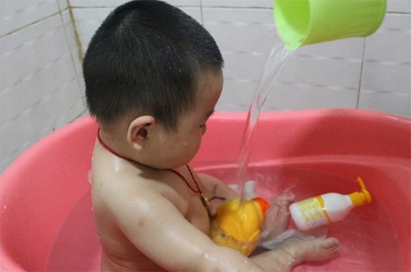 Sau khi con vận động, ra nhiều mồ hôi, cha mẹ không nên cho bé đi tắm ngay vì có thể bị ốm. (Ảnh minh họa).