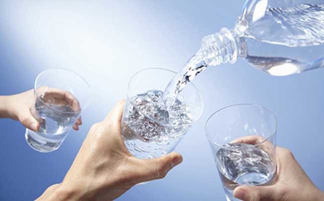 Nếu trước đó bạn từng bị sỏi thận thì hãy uống khoảng 2l nước mỗi ngày.