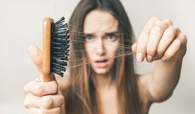 Tóc rụng là tình trạng khiến phái nữ đau đầu.
