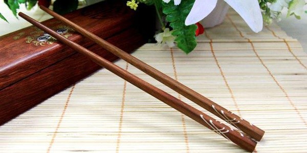 Đũa tre và đũa gỗ thông thường có thời hạn sử dụng từ 3 đến 6 tháng, thời gian sử dụng của đũa kim loại lâu hơn.