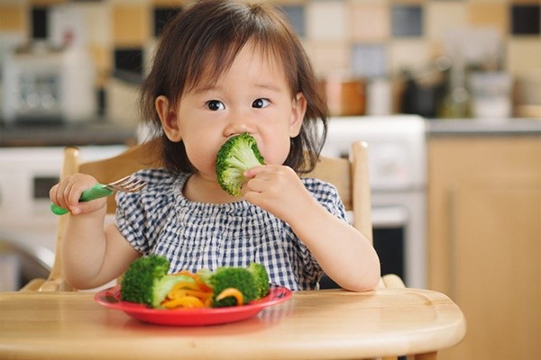 Chú trọng bổ sung protein và rau củ xanh lá đậm cho bé (Ảnh minh họa).