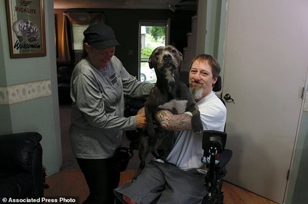 Greg cùng vợ - Dawn Manteufel vẫn lạc quan bên chú chó cưng sau cơn bạo bệnh.