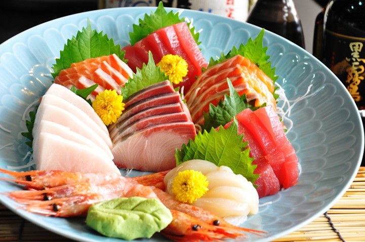 Ăn sashimi đúng cách là phải chấm cá sống vào mù tạt hòa trong nước tương Nhật (một dạng xì dầu ít natri).