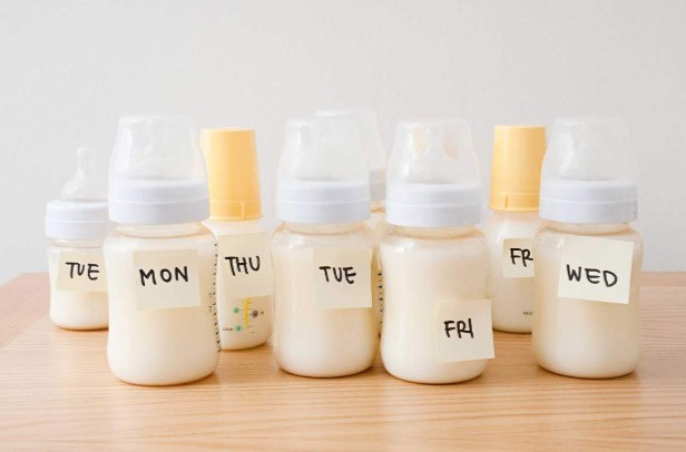 Sữa mẹ có thể bảo quản được khoảng ba tháng khi trữ trong tủ lạnh hai cửa có phun sương, sáu tháng ở mức nhiệt là -18° C.
