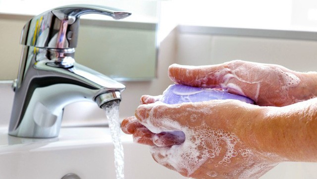 Rửa tay sạch sẽ bằng xà phòng diệt khuẩn trước và sau khi thay băng vệ sinh để tránh những sai lầm không đáng có trong ngày đèn đỏ.