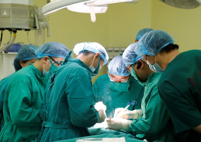 Các bác sĩ tiến hành phẫu thuật cắt bỏ khối u cho bệnh nhân (Ảnh: Bệnh viện K).