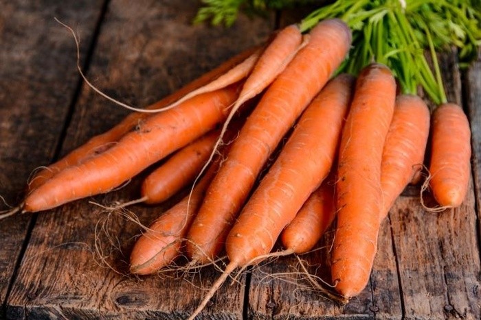 Cà rốt chứa các vitamin thiết yếu như vitamin A, C và B7 có lợi cho mái tóc.
