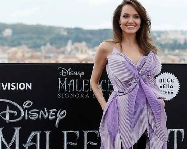 Angelina Jolie chiếm trọn spotlight sự kiện với bộ cánh hết sức tinh tế mà nổi bật.