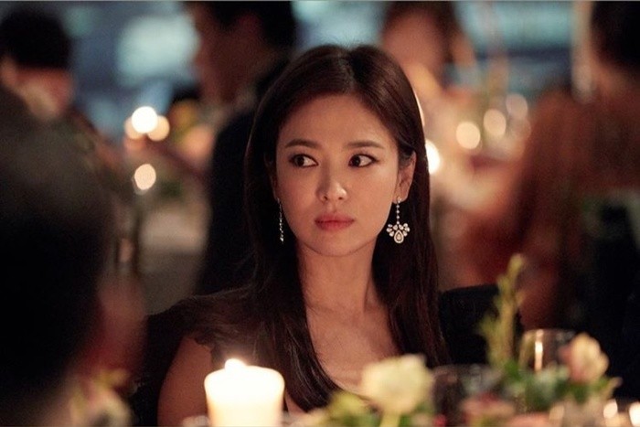 Song Hye Kyo diện trên người bộ váy màu đen, đeo trang sức lộng lẫy của thương hiệu mà mình đang quảng bá. 