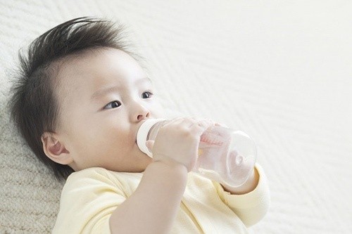 Trẻ em ở các độ tuổi khác nhau uống lượng nước khác nhau. 