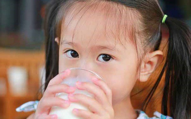 Theo bác sĩ Nguyễn Thanh Sang, cho con uống quá nhiều sữa mỗi ngày chưa hẳn đã tốt (Ảnh minh họa).