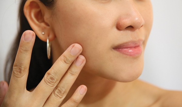 Tự massage nhẹ hàng ngày da mặt để giúp tăng cường lưu thông máu, tăng cường nuôi dưỡng cho da.