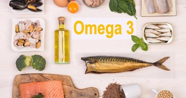 Thực phẩm giàu omega 3 hỗ trợ các lợi ích sức khỏe khác nhau cho sức khỏe của phụ nữ, như sự phát triển của em bé trong bụng mẹ và nó cũng làm giảm nguy cơ mắc bệnh tim.