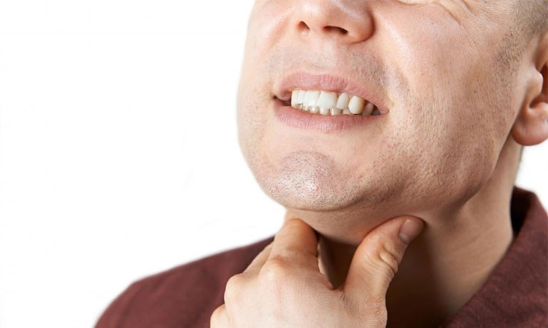 Đau họng kéo dài là một trong những triệu chứng của bệnh ung thư thanh quản.