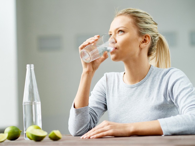 Chỉ uống nước khi cảm thấy khát là thói quen cực kỳ gây hại cho sức khỏe.