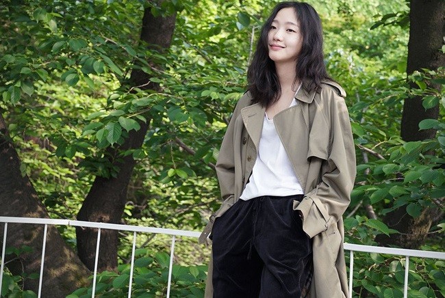 Kim Go Eun lại mix trench coat theo hướng menswear mạnh mẽ nam tính chứ chẳng hề nhẹ nhàng nữ tính như cách mà các kiều nữ Kpop vẫn hay diện.