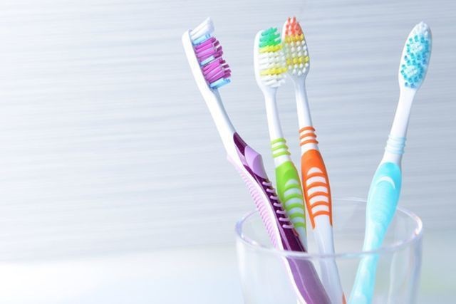 Có rất nhiều người vì muốn thuận tiện nên đã để dụng cụ đánh răng và đánh răng luôn trong nhà vệ sinh, điều này rất dễ khiến dụng cụ đánh răng bị nhiễm khuẩn. 