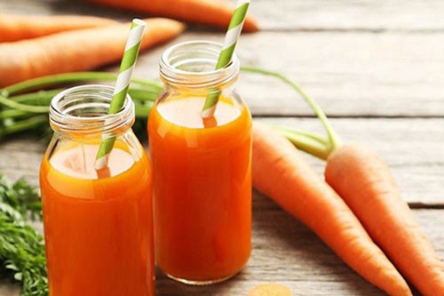 Nước ép cà rốt chứa một lương Vitamin A dồi dào, đồng thời chứa nhiều chất chống oxy hóa tự nhiên giúp làm chậm quá trình lão hóa da. Ảnh minh hoạ: Internet.